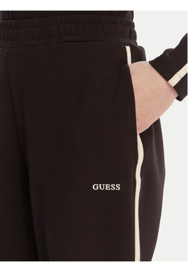 Guess Spodnie dresowe V6GB02 K2915 Brązowy Regular Fit. Kolor: brązowy. Materiał: syntetyk
