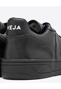 Veja - VEJA - Czarne sneakersy ze skóry V-10. Okazja: na co dzień. Kolor: czarny. Materiał: dresówka, guma, bawełna, poliester, jersey. Szerokość cholewki: normalna. Wzór: aplikacja