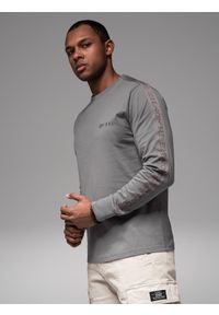 Ombre Clothing - Męski bawełniany longsleeve U-neck z lampasami i nadrukiem na piersi – szary V5 - Rozmiar: XL. Kolor: szary. Materiał: bawełna. Długość rękawa: długi rękaw. Wzór: nadruk. Styl: sportowy, klasyczny