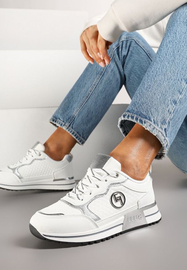 Born2be - Białe Sneakersy Ozdobione Metaliczną Aplikacją Zolamira. Okazja: na co dzień. Zapięcie: sznurówki. Kolor: biały. Materiał: jeans. Wzór: aplikacja. Sezon: jesień, wiosna. Obcas: na płaskiej podeszwie