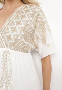 Born2be - Biała Wiskozowa Sukienka z Kopertowym Dekoltem i Haftem z Metaliczną Nicią Emhiris. Okazja: na co dzień. Kolor: biały. Materiał: wiskoza. Długość rękawa: krótki rękaw. Wzór: haft. Typ sukienki: kopertowe. Styl: casual, klasyczny #2