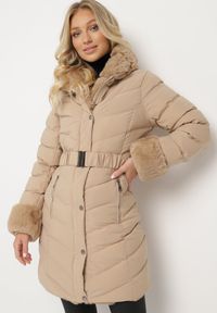 Born2be - Ciemnobeżowa Pikowana Kurtka Zimowa z Paskiem i Futerkowymi Obszyciami z Możliwością Odpięcia Hedirra. Okazja: na co dzień. Kolor: beżowy. Materiał: jeans. Sezon: zima. Styl: casual, elegancki #3