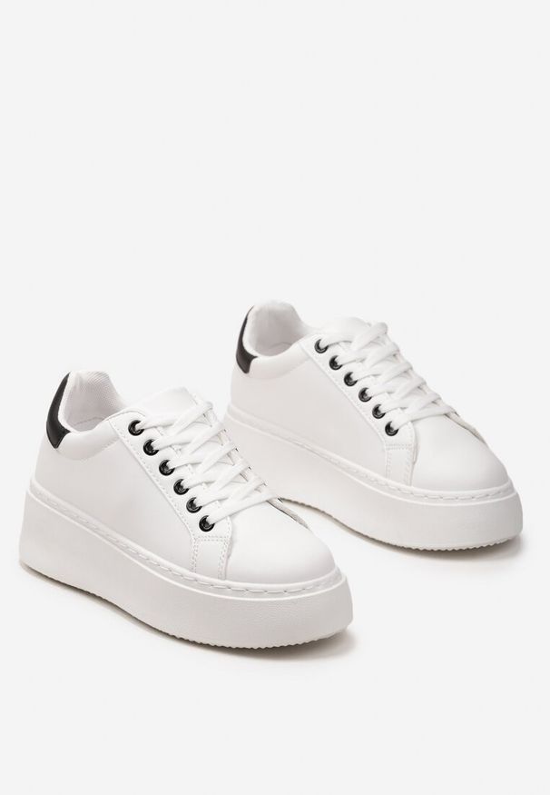 Renee - Biało-Czarne Sneakersy na Modnej Platformie Broida. Nosek buta: okrągły. Zapięcie: sznurówki. Kolor: biały. Materiał: materiał. Obcas: na platformie. Wysokość obcasa: niski