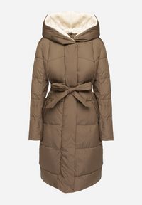 Born2be - Ciemnobeżowa Pikowana Kurtka o Długim Kroju z Kapturem i Wiązanym Paskiem Neandira. Okazja: na co dzień. Typ kołnierza: kaptur. Kolor: beżowy. Materiał: jeans, materiał. Długość rękawa: długi rękaw. Długość: długie. Sezon: zima, jesień. Styl: casual, elegancki, klasyczny #3