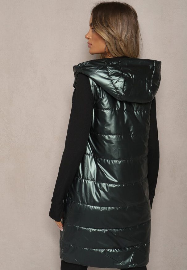 Renee - Ciemnozielona Długa Kamizelka Pikowana z Naszywką i Kapturem Mevianis. Okazja: na co dzień. Kolor: zielony. Materiał: jeans, bawełna. Długość: długie. Wzór: aplikacja. Styl: casual, sportowy