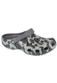 Klapki Crocs Classic Spray Camo Kids Clog 207594-097 szare. Okazja: na plażę. Kolor: szary. Materiał: guma. Wzór: moro. Sezon: lato #1