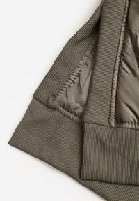 Renee - Zielona Przejściowa Kurtka z Kapturem Zdobiona Pikowaniem Fesulia. Okazja: na spacer, na co dzień. Typ kołnierza: kaptur. Kolor: zielony. Materiał: jeans. Wzór: aplikacja. Styl: casual, klasyczny #4