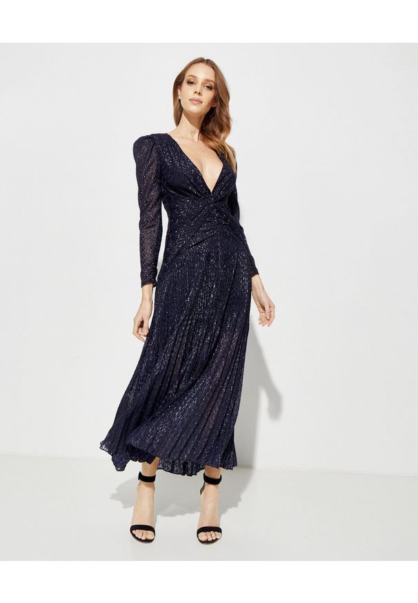 SELF PORTRAIT - Granatowa sukienka z metaliczną nicią. Kolor: niebieski. Typ sukienki: dopasowane, rozkloszowane. Styl: wizytowy. Długość: maxi