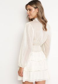 Born2be - Jasnobeżowa Elegancka Sukienka z Błyszczącymi Drobinkami i Falbankami Tinaria. Typ kołnierza: kołnierz z falbankami. Kolor: beżowy. Styl: elegancki #3