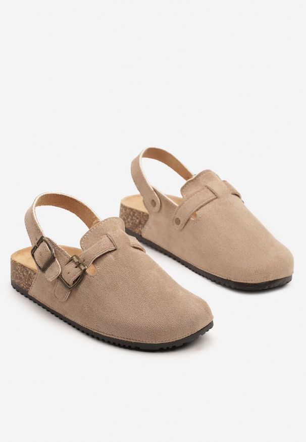 Born2be - Ciemnobeżowe Klapki Chodaki z Imitacji Zamszu z Paskiem z Klamerką Gonidra. Okazja: na co dzień. Kolor: beżowy. Materiał: zamsz. Obcas: na obcasie. Styl: wizytowy, casual, elegancki