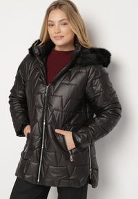 Born2be - Czarna Pikowana Kurtka z Kapturem z Futerkiem Azilma. Okazja: na co dzień, na spacer. Typ kołnierza: kaptur. Kolekcja: plus size. Kolor: czarny. Materiał: futro. Wzór: aplikacja. Styl: klasyczny, casual #5