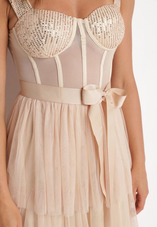 Born2be - Beżowa Sukienka Koktajlowa z Gorsetową Górą Falbanami Cekinami i Kokardą Loralina. Typ kołnierza: kokarda, dekolt gorset. Kolor: beżowy. Długość rękawa: na ramiączkach. Wzór: aplikacja. Typ sukienki: gorsetowe. Styl: wizytowy