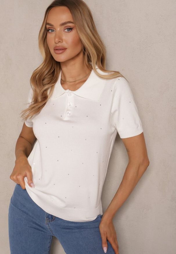 Renee - Biały Wiskozowy T-shirt w Stylu Polo ze Sweterkowej Dzianiny Hiliora. Okazja: na co dzień, na spotkanie biznesowe. Typ kołnierza: polo. Kolor: biały. Materiał: dzianina, wiskoza. Wzór: aplikacja. Styl: biznesowy, elegancki, casual