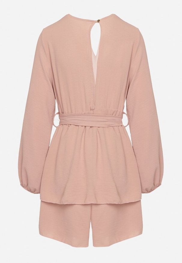 Born2be - Ciemnoróżowa Kopertowa Sukienka Kombinezon Mini z Falbanką Bomina. Okazja: na randkę. Typ kołnierza: dekolt kopertowy. Kolor: różowy. Typ sukienki: kopertowe. Styl: elegancki. Długość: mini