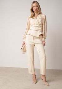 Born2be - Beżowa Bluzka Kopertowa VICES z Dekoltem V Bufiastymi Rękawkami i Zaakcentowanymi Ramionami Tine. Okazja: na co dzień, na komunię. Typ kołnierza: dekolt w kształcie V. Kolor: beżowy. Materiał: jeans. Długość rękawa: krótki rękaw. Styl: casual, elegancki #4