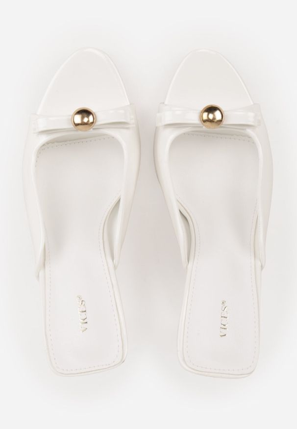 Renee - Białe Klapki Lakierowane na Szpilce VICES z Kokardą Daemnila. Okazja: na imprezę. Kolor: biały. Materiał: lakier. Sezon: lato. Obcas: na szpilce. Styl: elegancki