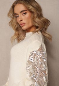 Renee - Jasnobeżowy Dzianinowy Sweter z Ozdobną Wstawką z Siateczki i Koralikami Isadorra. Kolor: beżowy. Materiał: dzianina. Wzór: aplikacja. Styl: elegancki