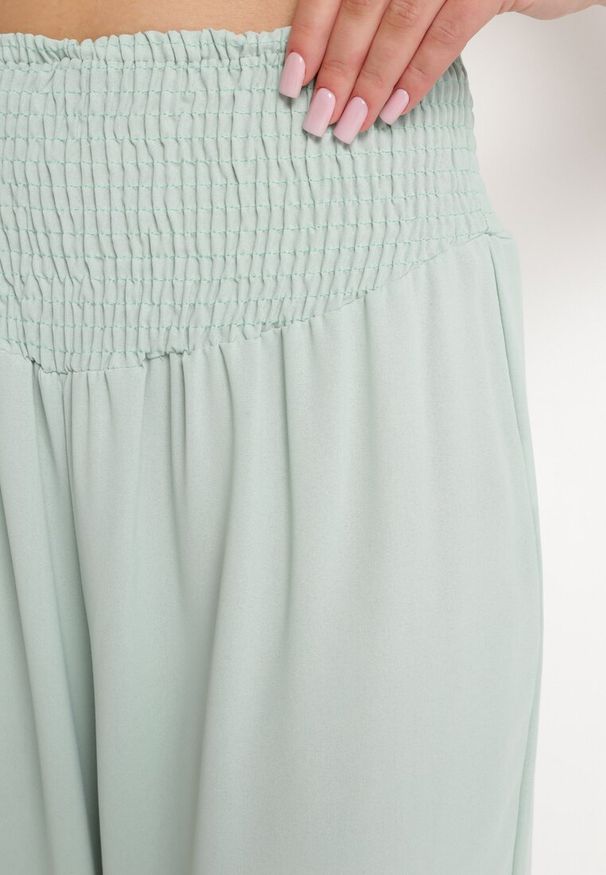 Born2be - Jasnozielone Spodnie z Prostą Nogawką i Marszczoną Gumką w Pasie Perdila. Kolor: zielony. Sezon: lato