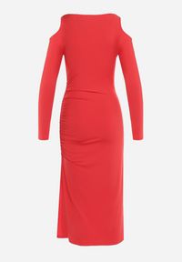 Born2be - Czerwona Koktajlowa Sukienka z Wyciętym Ramionami z Klamerką i Marszczeniem Glimie. Kolor: czerwony. Styl: wizytowy #7