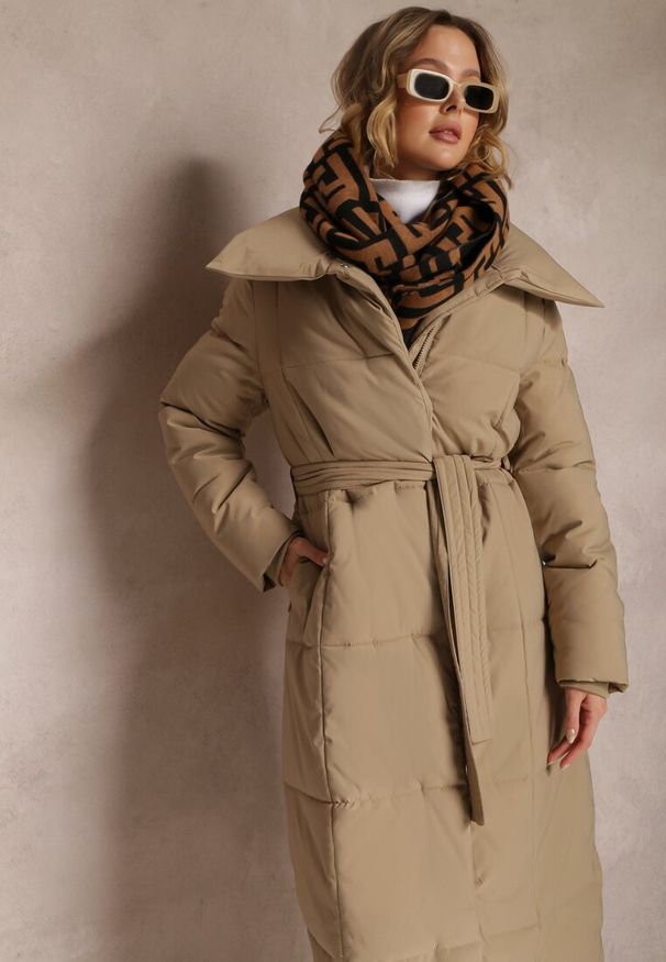 Renee - Ciemnobeżowa Kurtka za Kolano Pikowana Chadi. Kolor: beżowy. Materiał: jeans, tkanina. Sezon: zima. Styl: klasyczny, elegancki