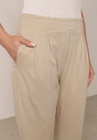 Born2be - Beżowe Spodnie z Eleganckimi Zakładkami i Nogawkami o Długości 3/4 Dorasea. Okazja: do pracy, na co dzień. Kolekcja: plus size. Kolor: beżowy. Styl: elegancki #5