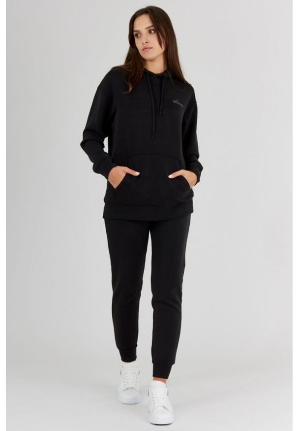 Guess - GUESS Czarna bluza damska ze srebrnym logo i kapturem, Rozmiar XS. Typ kołnierza: kaptur. Kolor: czarny. Wzór: aplikacja
