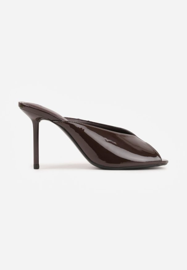 Renee - Brązowe Klapki Peep Toe na Szpilce z Lakierowanym Połyskiem Sharvyra. Nosek buta: otwarty. Kolor: brązowy. Materiał: lakier. Obcas: na szpilce. Wysokość obcasa: średni