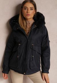 Renee - Granatowa Kurtka Nylonowa Parka z Odpinanym Futerkiem Pasca. Kolor: niebieski. Materiał: nylon, futro. Wzór: paski. Styl: klasyczny