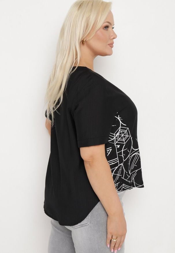 Born2be - Czarna Bawełniana Bluzka T-shirt z Krótkim Rękawem z Nadrukiem i Guzikami Fiomara. Okazja: do pracy. Kolor: czarny. Materiał: bawełna. Długość rękawa: krótki rękaw. Długość: krótkie. Wzór: nadruk