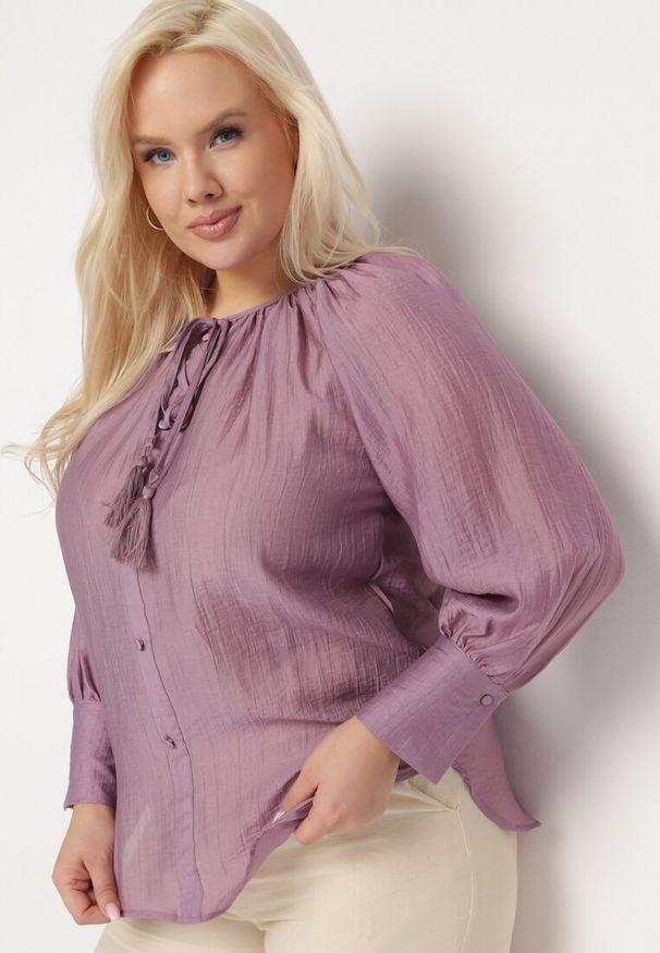 Born2be - Fioletowa Koszula Wiskozowa z Guzikami Ozdobnymi i Troczkami Aulina. Okazja: na spotkanie biznesowe, do pracy. Kolor: fioletowy. Materiał: wiskoza. Styl: elegancki, biznesowy