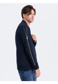 Ombre Clothing - Bluza męska bomberka z ozdobnymi zamkami na rękawach AMSTERDAM - granatowa - Rozmiar: M. Kolor: niebieski. Materiał: dzianina, bawełna, skóra, poliester. Wzór: napisy, aplikacja #1