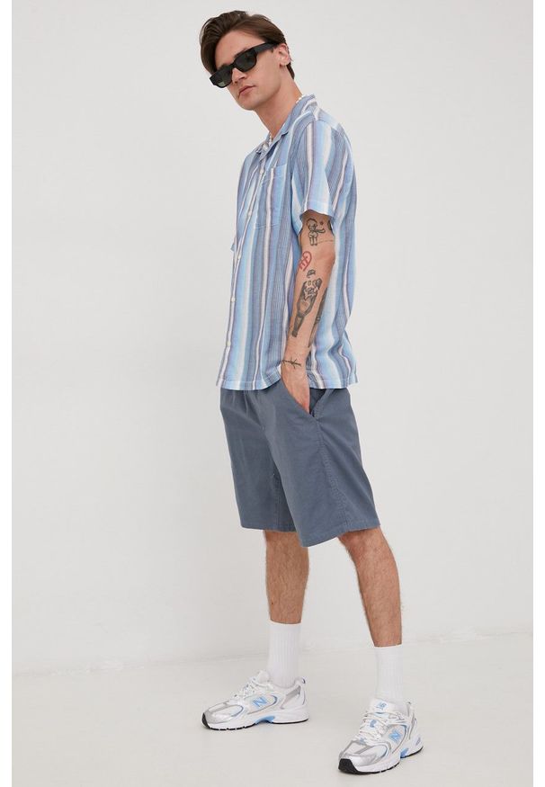 Wrangler szorty z domieszką lnu męskie kolor granatowy. Okazja: na co dzień. Kolor: niebieski. Materiał: len. Styl: casual