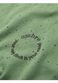 Ombre Clothing - Męski bawełniany t-shirt z nadrukiem i okrągłym dekoltem – zielony V4 - Rozmiar: L. Okazja: na co dzień. Kolor: zielony. Materiał: bawełna. Długość rękawa: krótki rękaw. Długość: krótkie. Wzór: nadruk. Sezon: wiosna, lato. Styl: casual, elegancki #4
