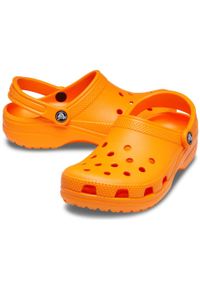 Klapki dla dorosłych Crocs Classic. Kolor: pomarańczowy, żółty, wielokolorowy. Styl: sportowy