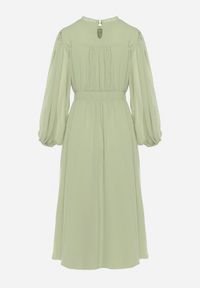 Born2be - Zielona Elegancka Sukienka Midi z Gumkami w Pasie i Ażurowymi Wstawkami Rouxia. Kolor: zielony. Wzór: ażurowy. Styl: elegancki. Długość: midi #6