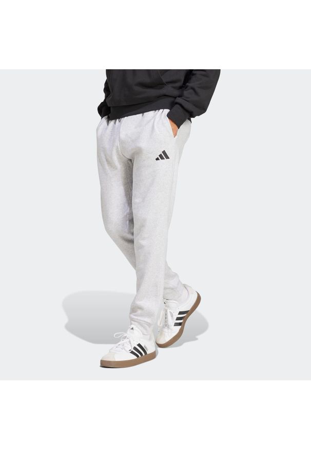 Adidas - Spodnie dresowe męskie ADIDAS Essentials Feelcozy. Kolor: szary. Materiał: dresówka. Sport: joga i pilates