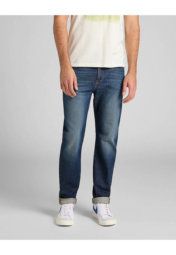 Lee - LEE AUSTIN MĘSKIE SPODNIE JEANSOWE TINTED FREEPORT L733PXDA 112140802. Okazja: do pracy, na co dzień. Wzór: gładki, kolorowy, jednolity. Styl: klasyczny, casual