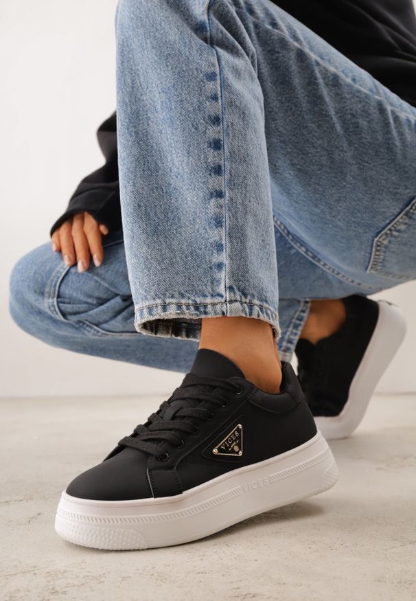 Born2be - Czarne Sneakersy VICES na Grubej Podeszwie z Bieżnikiem Zdobionej Gwiazdką Natevia. Okazja: na co dzień. Kolor: czarny. Materiał: jeans. Wzór: aplikacja. Sezon: lato