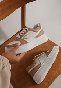 Born2be - Beżowo-Białe Sneakersy Vices na Grubej Podeszwie z Geometryczną Ozdobą i Perforacją Karvesa. Okazja: na co dzień. Kolor: beżowy. Materiał: jeans. Wzór: aplikacja, geometria