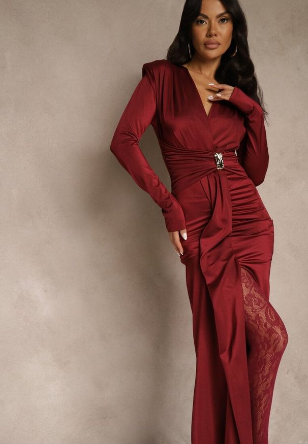 Renee - Bordowa Koktajlowa Sukienka z Rozcięciem na Nogę Zdobiona Trenem Atirga. Okazja: na imprezę. Typ kołnierza: dekolt w serek. Kolor: czerwony. Wzór: aplikacja. Styl: wizytowy