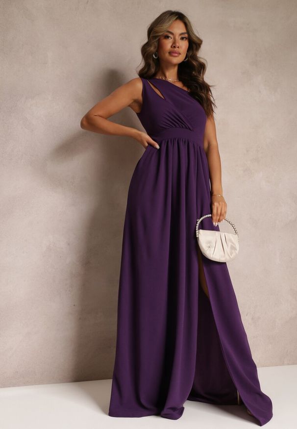 Renee - Ciemnofioletowa Asymetryczna Sukienka Na Jedno Ramię z Rozcięciem na Dole Xionia. Kolekcja: dla wysokich. Kolor: fioletowy. Typ sukienki: asymetryczne. Długość: maxi