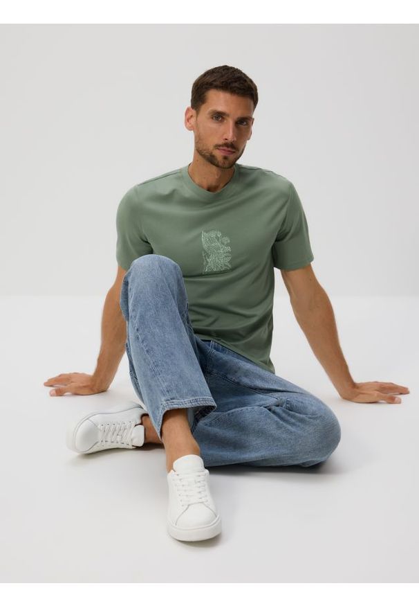 Reserved - T-shirt regular z haftem - jasnozielony. Kolor: zielony. Materiał: dzianina, wiskoza. Wzór: haft