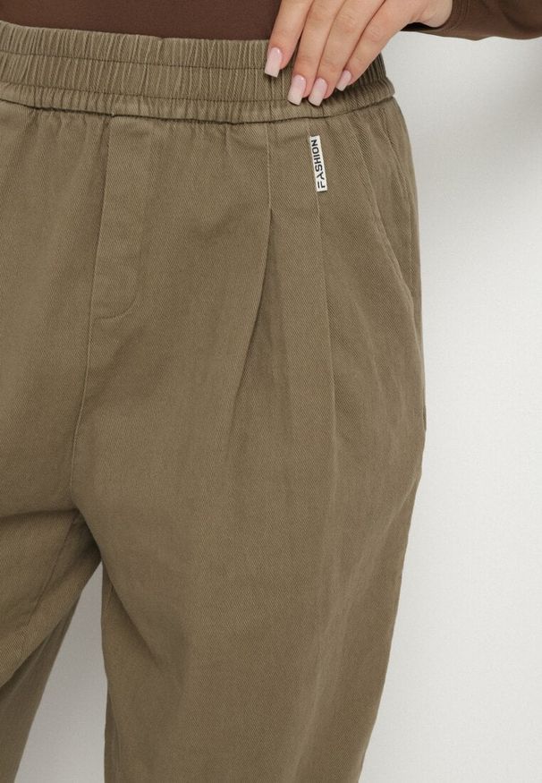 Born2be - Ciemnozielone Szerokie Bawełniane Spodnie z Wysokim Stanem i Podwiniętymi Nogawkami Nalofia. Okazja: na co dzień, na randkę. Stan: podwyższony. Kolor: zielony. Materiał: bawełna. Styl: casual