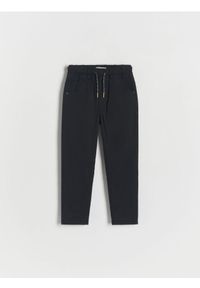 Reserved - Ocieplane spodnie regular - czarny. Kolor: czarny. Materiał: bawełna, tkanina, włókno. Wzór: gładki #1