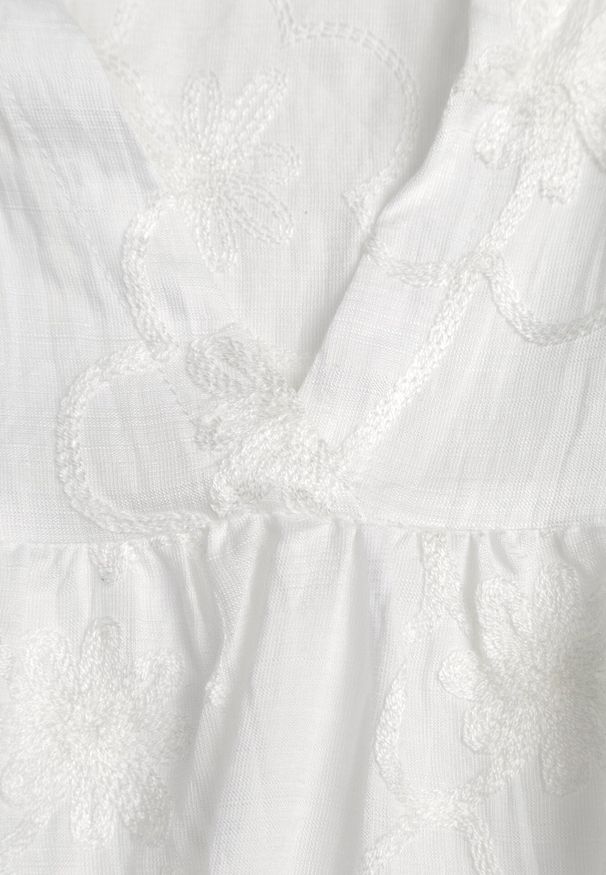 Born2be - Biała Bawełniana Bluzka z Kwiatowym Haftem i Falbankami Sabrilato. Okazja: do pracy, na co dzień. Typ kołnierza: kołnierz z falbankami. Kolor: biały. Materiał: bawełna. Wzór: haft, kwiaty. Styl: elegancki, klasyczny, casual