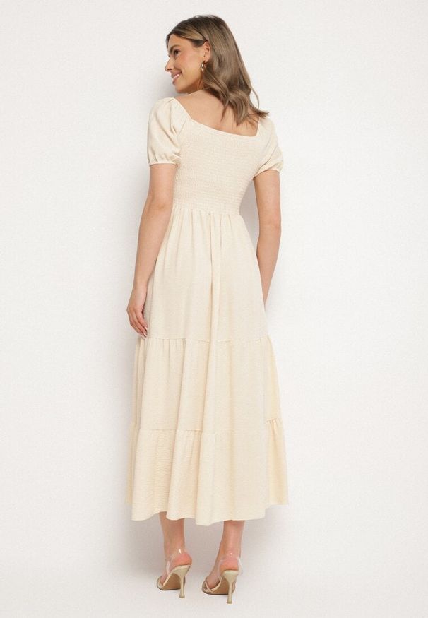 Born2be - Jasnobeżowa Rozkloszowana Sukienka z Dekoltem Typu Hiszpanka z Marszczeniem Lumorice. Okazja: na co dzień. Typ kołnierza: dekolt hiszpanka. Kolor: beżowy. Styl: elegancki, casual