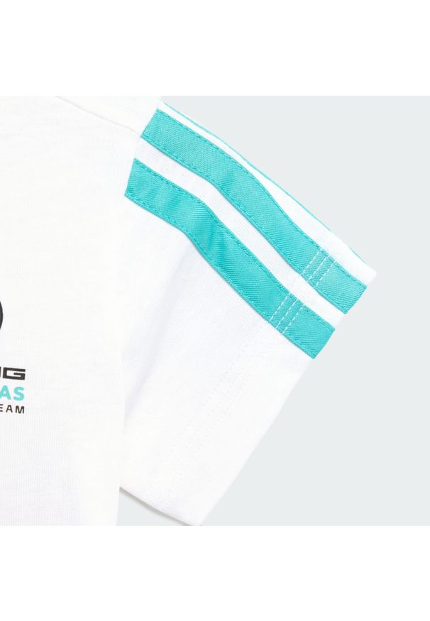 Adidas - Niemowlęcy Zestaw Ze Spodniami Dresowymi I Górą Z Krótkim Rękawem Mercedes - Amg. Okazja: na co dzień, na uczelnię. Kolor: niebieski, wielokolorowy, biały. Materiał: dresówka. Długość: krótkie. Styl: casual, sportowy