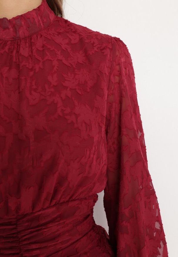 Born2be - Czerwona Taliowana Sukienka Mini Koronkowa z Falbankami Ciluna. Typ kołnierza: kołnierz z falbankami. Kolor: czerwony. Materiał: koronka. Długość: mini