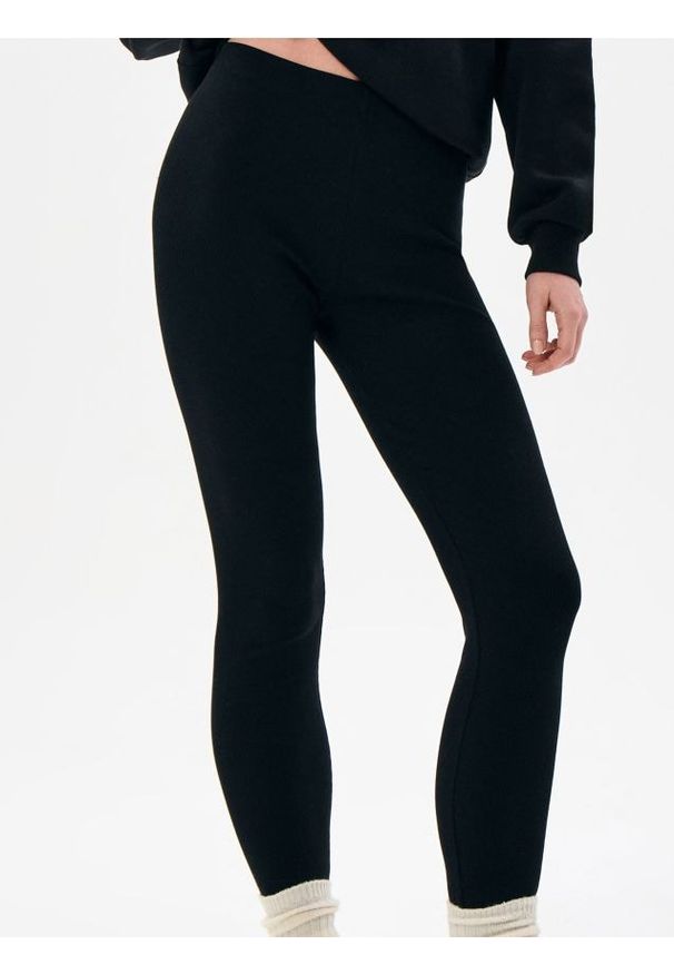 Sinsay - Prążkowane legginsy z gumką w pasie - czarny. Kolor: czarny. Materiał: prążkowany