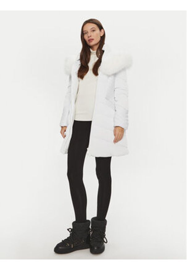 Guess Płaszcz zimowy New Oxana W4BL61 WGLZ0 Biały Regular Fit. Kolor: biały. Materiał: syntetyk. Sezon: zima